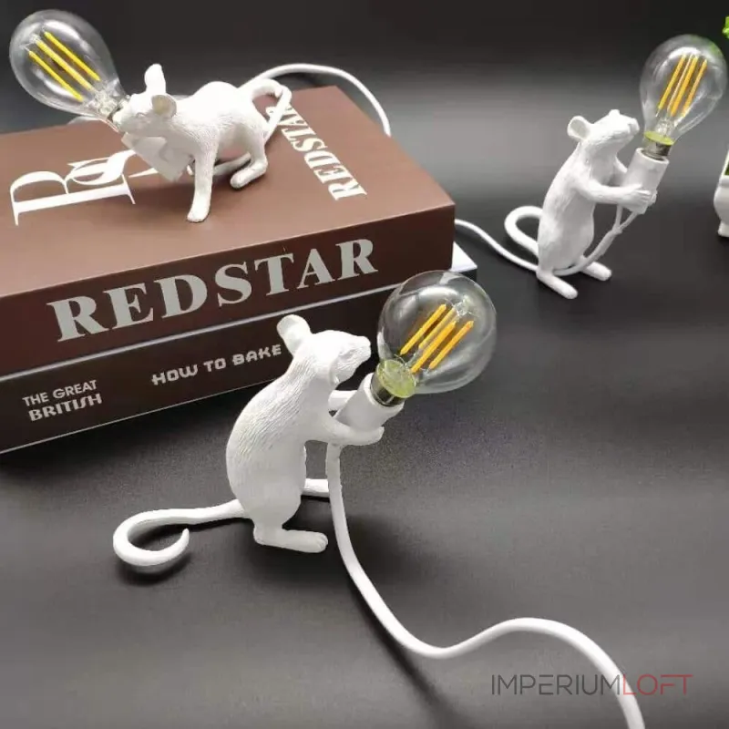 Настольная лампа Mouse Standing White Right с оригинальным оформлением в виде милой мышки Настольная лампа Mouse Standing White Right с оригинальным оформлением в виде милой мышки