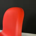 Стул Panton Red изогнутой формы от LaLume
