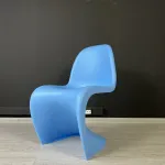Стул Panton Blue изогнутой формы от LaLume 