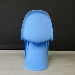 Стул Panton Blue изогнутой формы от LaLume 
