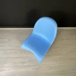 Стул Panton Blue изогнутой формы от LaLume 