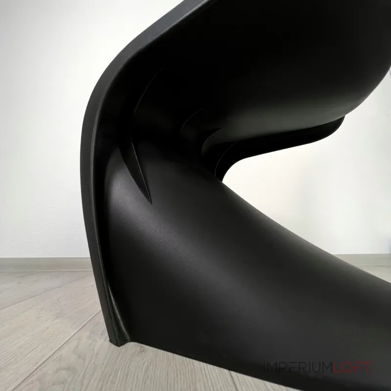 Стул Panton Black изогнутой формы от LaLume 