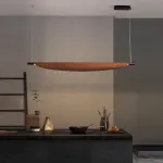 Реечный светодиодный рядный светильник в ретро стиле с листовидным абажуром, имитирующими темную древесину VAAGE L135