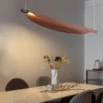 Реечный светодиодный рядный светильник в ретро стиле с листовидным абажуром, имитирующими темную древесину VAAGE L135