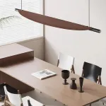 Реечный светодиодный рядный светильник в ретро стиле с листовидным абажуром, имитирующими темную древесину VAAGE L135