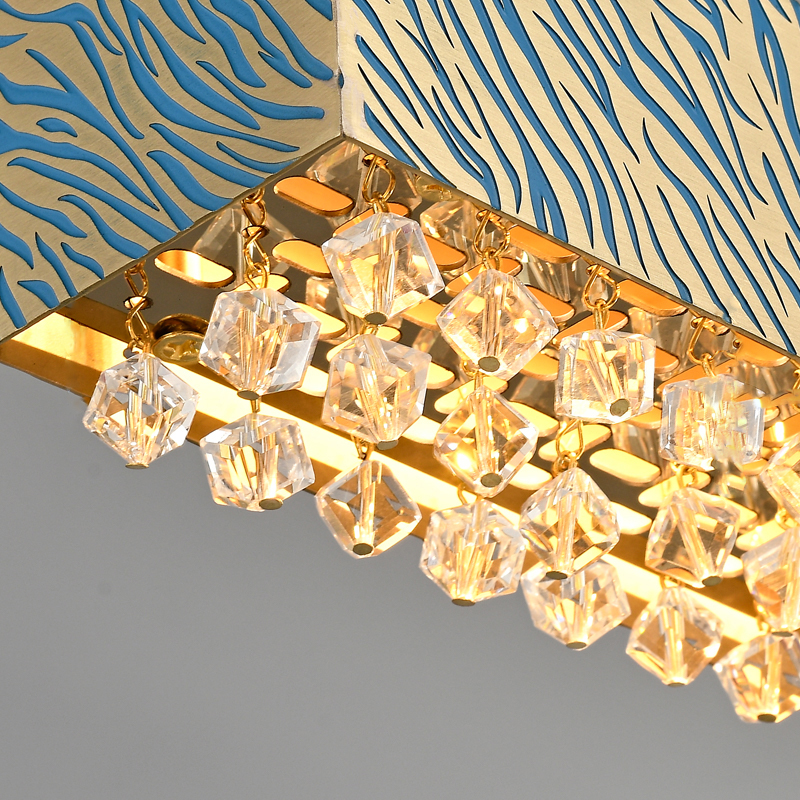 Реечный светодиодный рядный светильник с декором из хрустальных ограненных подвесок на латунном корпусе с рельефным «хищным» узором TIGER LONG L120 от ImperiumLoft Реечный светодиодный рядный светильник с декором из хрустальных ограненных подвесок на латунном корпусе с рельефным «хищным» узором TIGER LONG L120 от ImperiumLoft