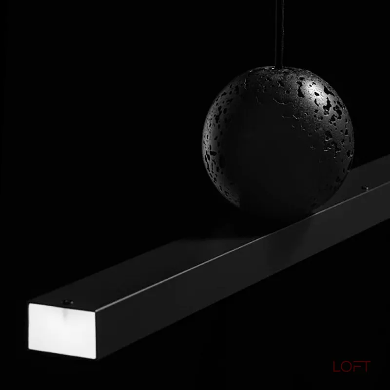 Реечный светильник с LED-подсветкой по низу черного прямоугольного корпуса с декоративным шаром из лавового камня GUSTEN L120 Реечный светильник с LED-подсветкой по низу черного прямоугольного корпуса с декоративным шаром из лавового камня GUSTEN L120