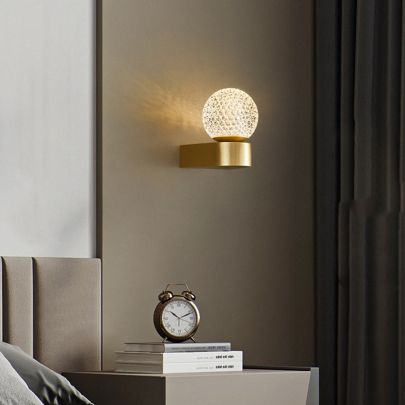 Настенный светильник с шарообразным плафоном с кристаллическим рельефом BRUX LUX Brass