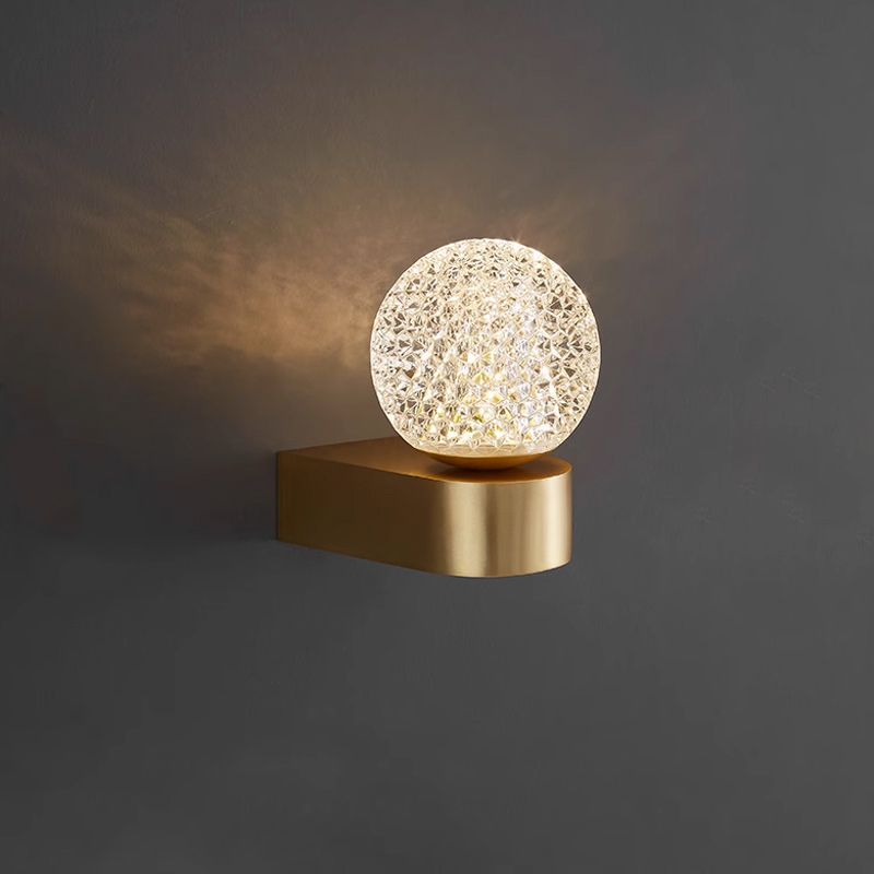 Настенный светильник с шарообразным плафоном с кристаллическим рельефом BRUX LUX Brass