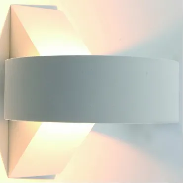 Накладной светильник Arte Lamp A1705 A1705AP-1WH Цвет арматуры белый Цвет плафонов белый