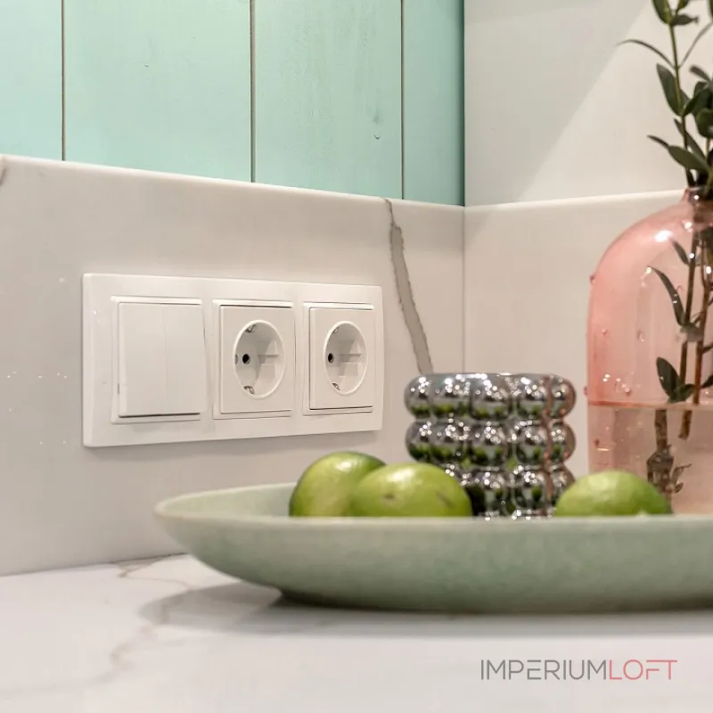 Розетка с заземлением и шторками, без рамки Werkel белый W1171101 Розетка с заземлением и шторками, без рамки Werkel белый W1171101