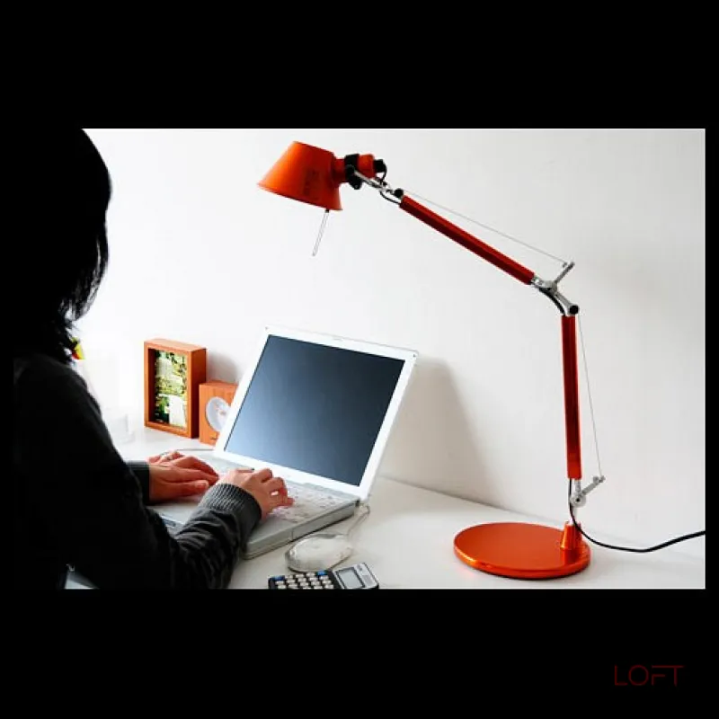 Настольная лампа офисная Artemide A011860