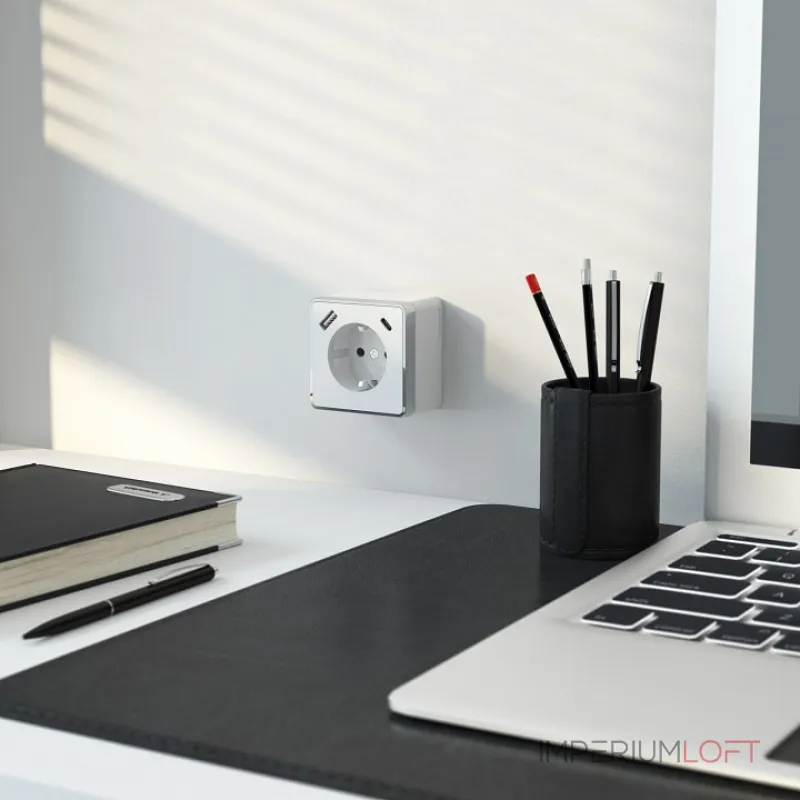 Розетка с заземлением, шторками и USB Werkel Gallant белые W5071701