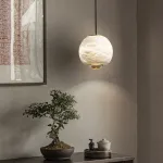 Подвесной светильник HENNEKE MARBLE Cloud Marble A с лифтом с лифтом с шарообразным плафоном из натурального мрамора