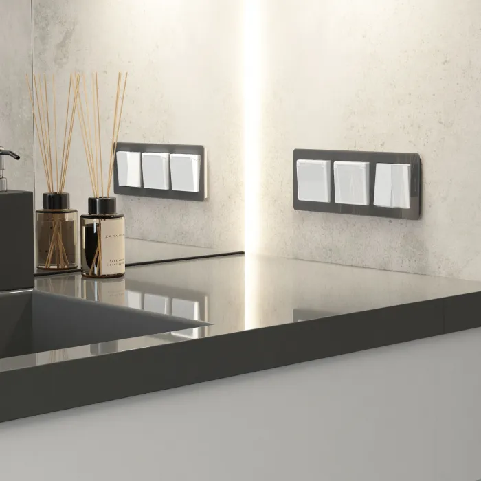Розетка влагозащитная с защитной крышкой и шторкамиWerkel a064013 от ImperiumLoft